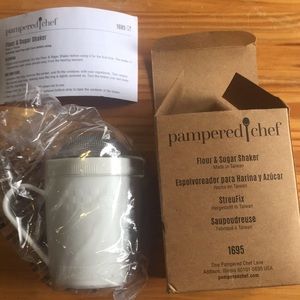 Pampered Chef Flour & Sugar Shaker